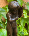 Bronze statue of a boy who smokes cigarettes