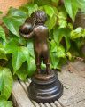 Bronze statue of a boy who smokes cigarettes